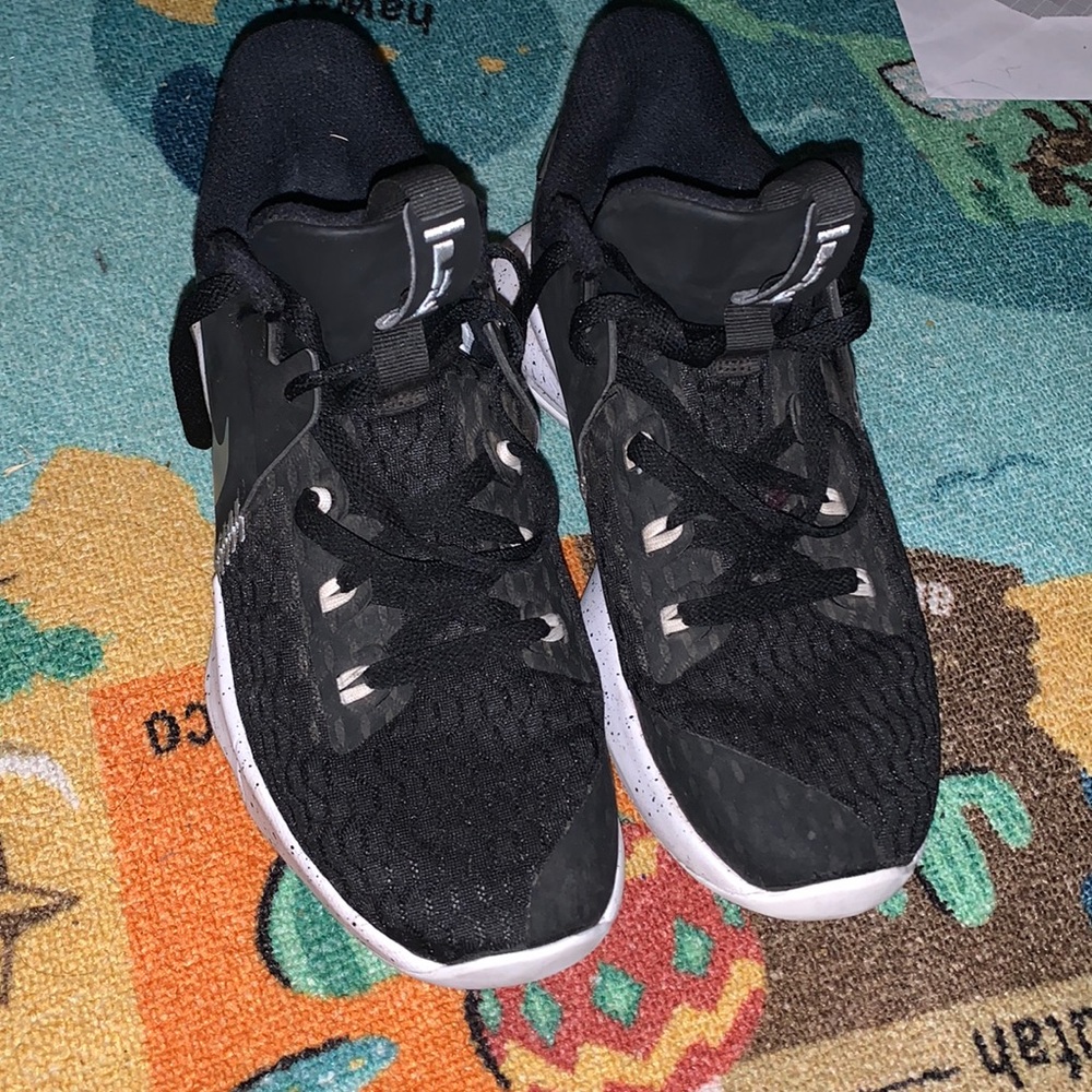 selling lebron witness 5, black and white with silver